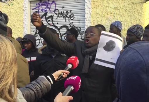 Disturbios en Lavapiés: los antidisturbios cargan para evitar el linchamiento del cónsul de Senegal