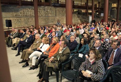 El coronel Javier Marcos con su esposa entre el público