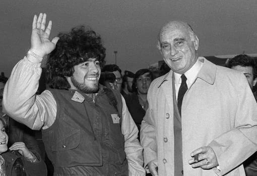 Maradona, junto al exvicepresidente del Barcelona, Nicolau Casaus