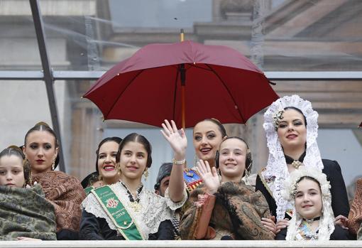 Las falleras, en el balcón del Ayuntamiento este sábado en la mascletà