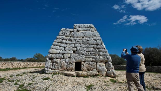 Aparece lleno de pintadas el monumento prehistórico más importante de Menorca