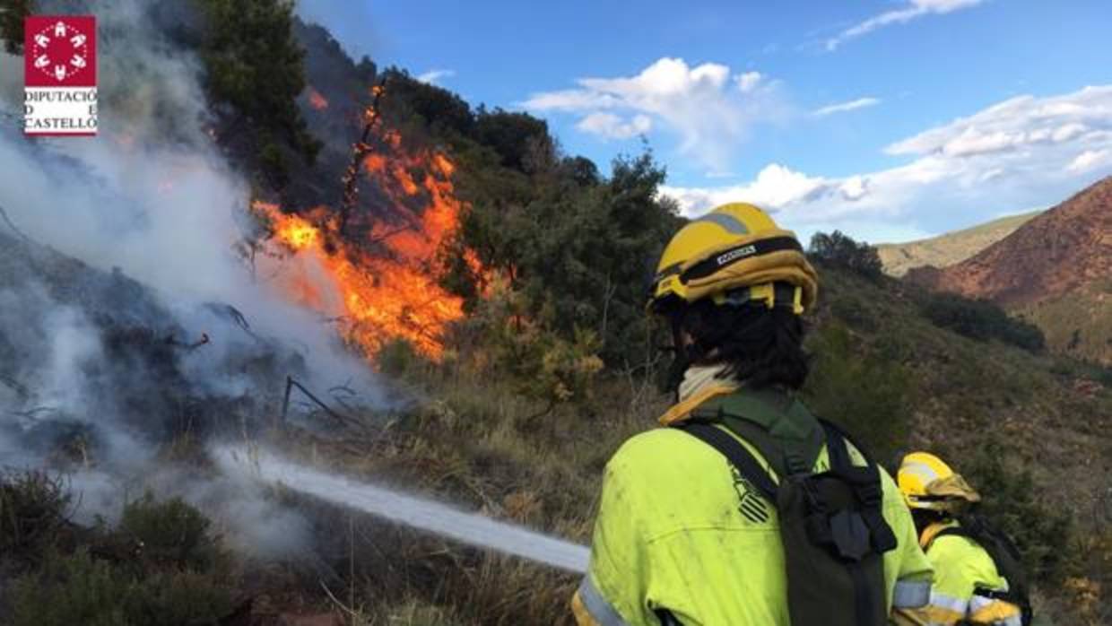 Imagen de los Bomberos en la extinción del fuego en Montán