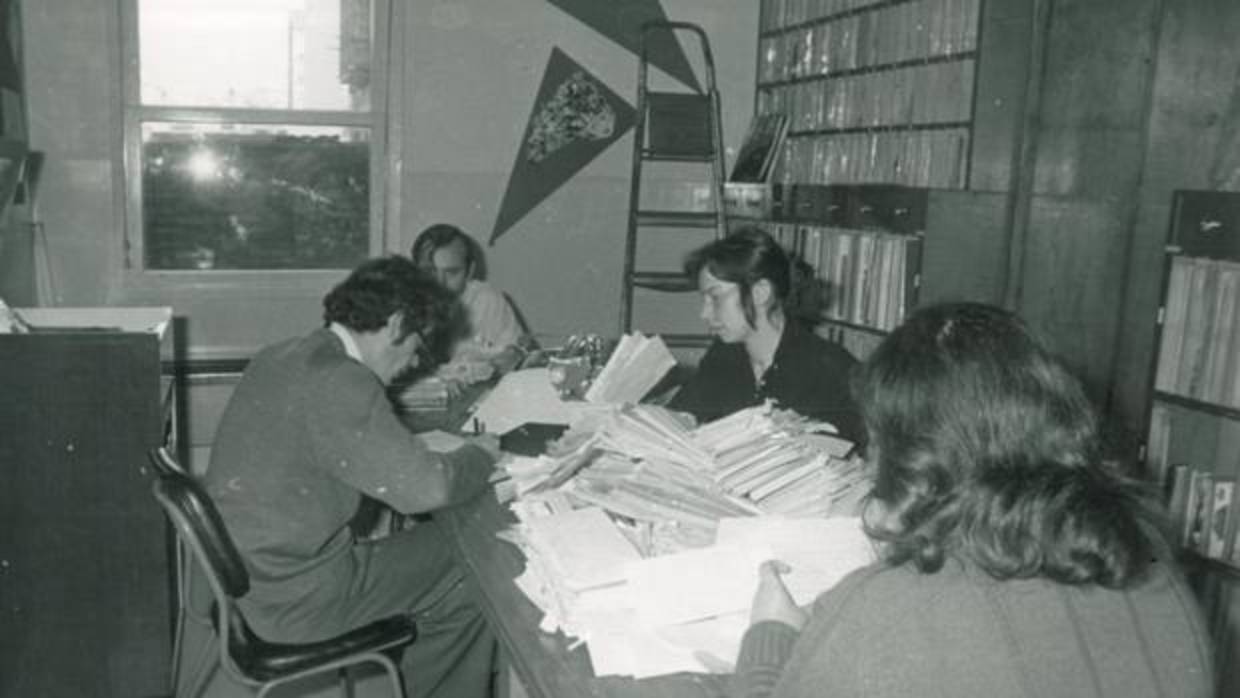 Trabajadores de Cope en la década de los 60 seleccionan cartas de los oyentes