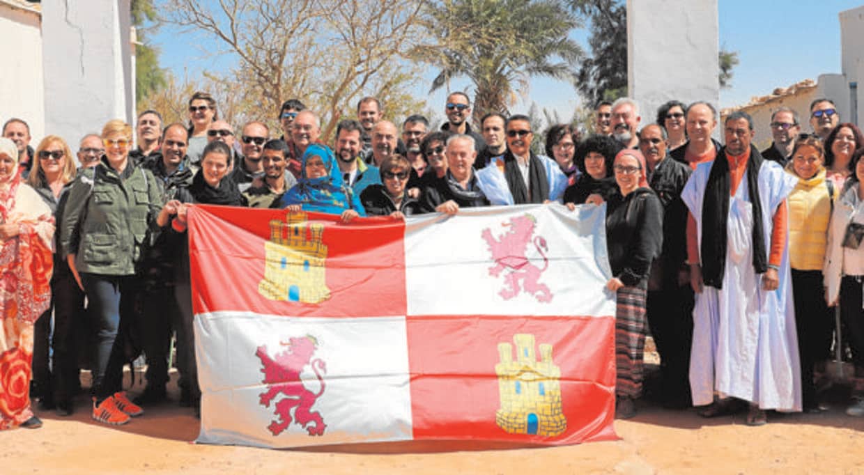 La delegación castellano y leonesa, a la entrada del Parlamento Saharaui