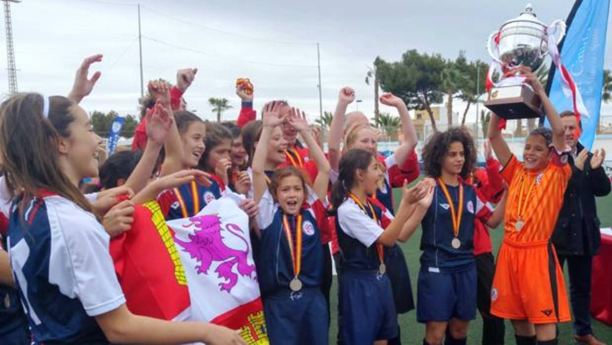 La Selección de Castilla y León Alevín femenina celebra su subcampeonato de España