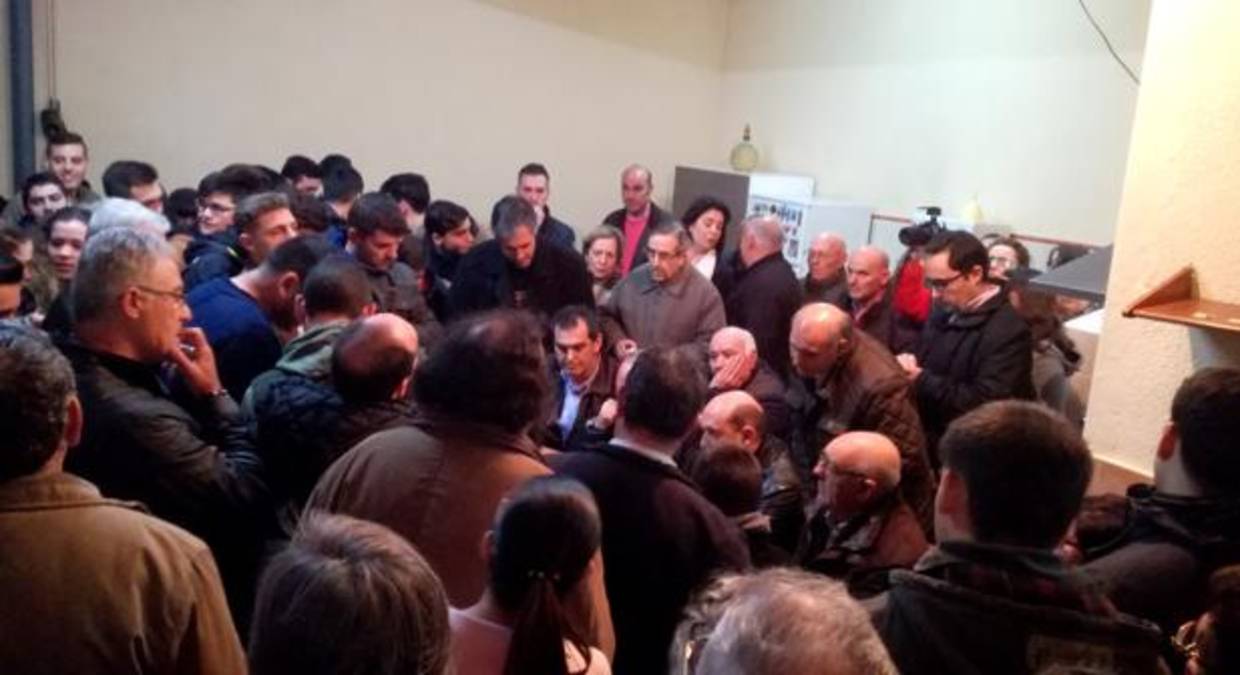 Expectación de decenas de personas que se dieron cita en la casa del mariscal de la Cofradía