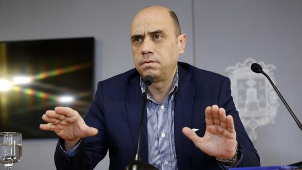 El alcalde de Alicante exige apoyo de 16 concejales para dimitir mientras él gobierna con seis