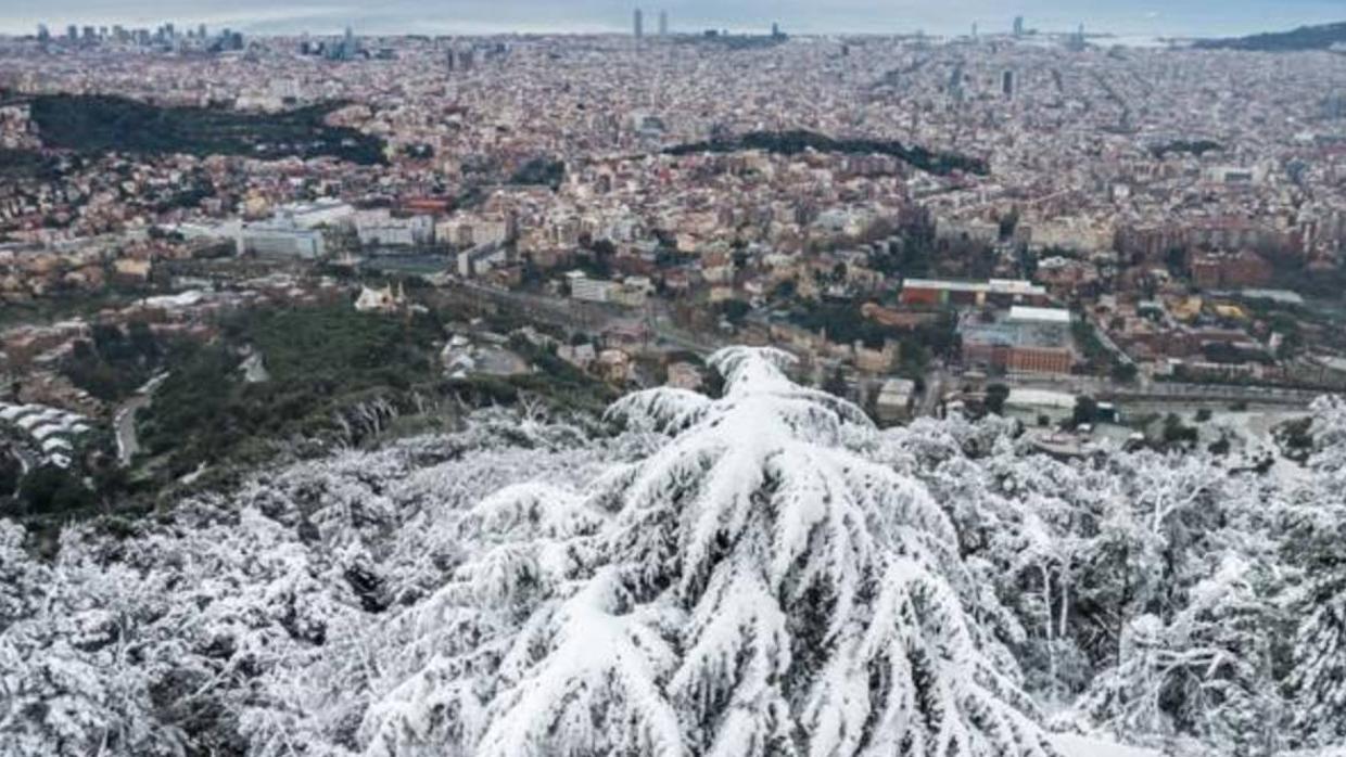 Imagen de la nevada sobre la ciudad de Barcelona desde el Tibidabo
