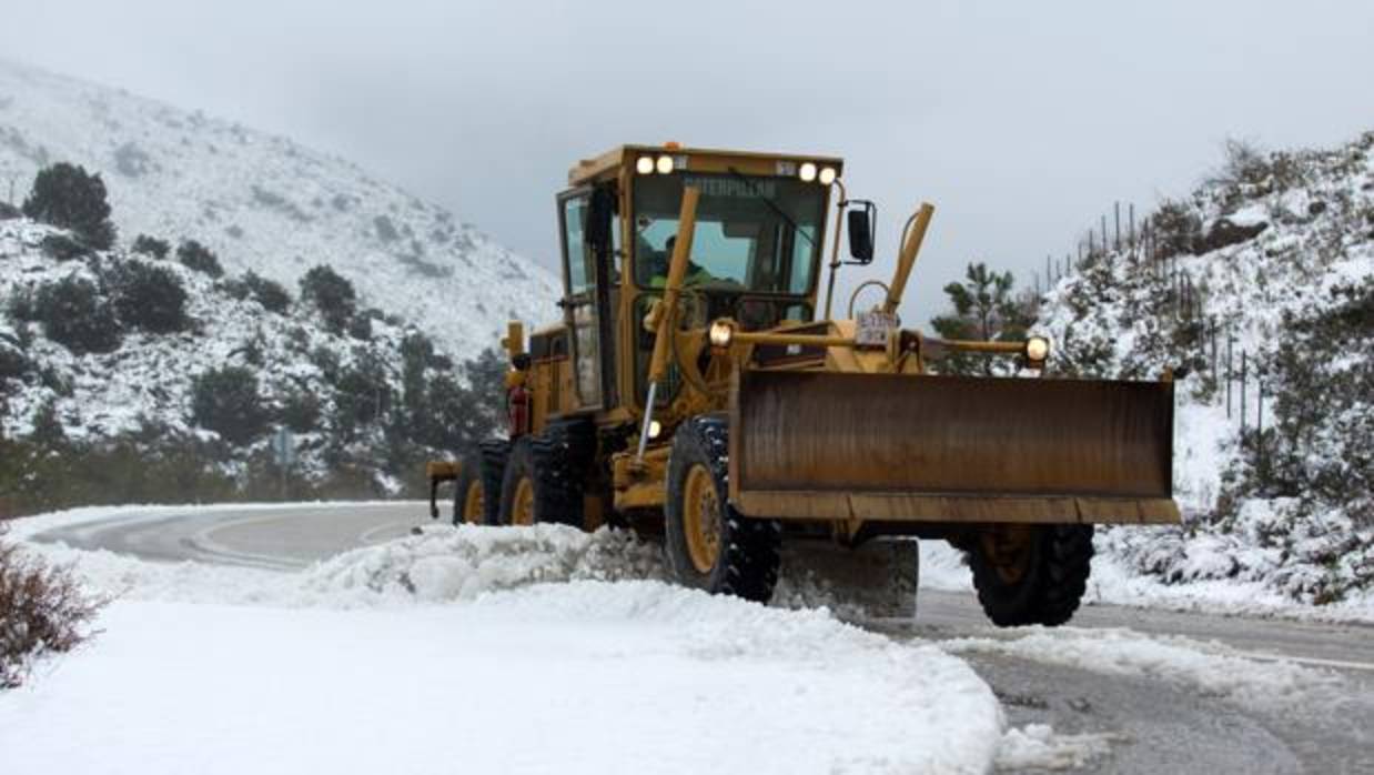 Foto de arvhivo de una quitanieves retirantdo la nieve de la carretera