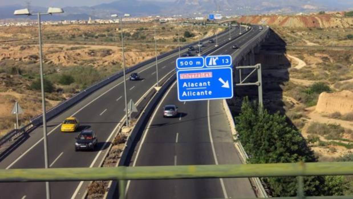 Vehículos circulando por la autopista cerca de Alicante