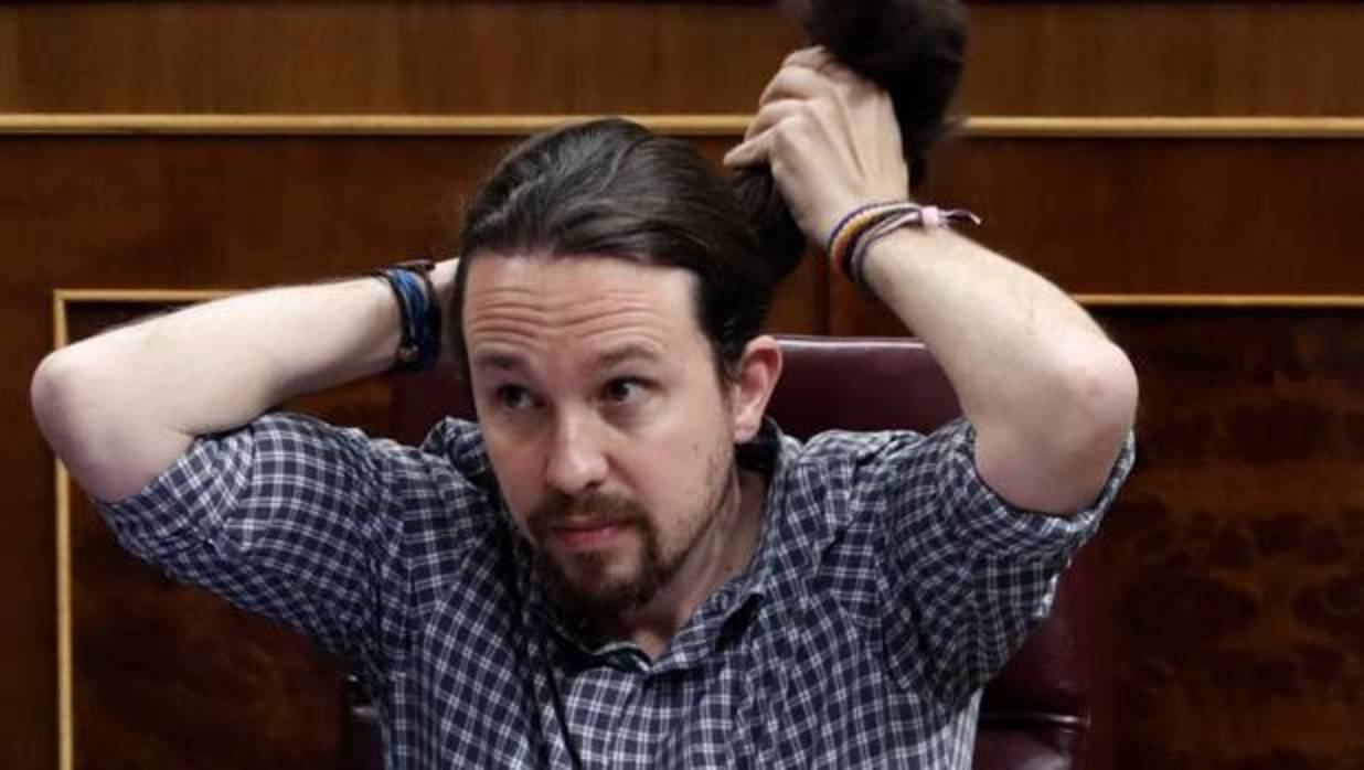 El secretario general de Podemos, Pablo Iglesias, en su escaño del Congreso de los Diputados