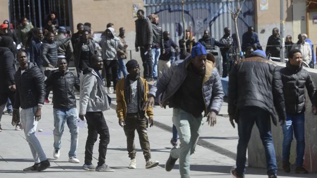 Tres policías heridos en Lavapiés al identificar a un senegalés