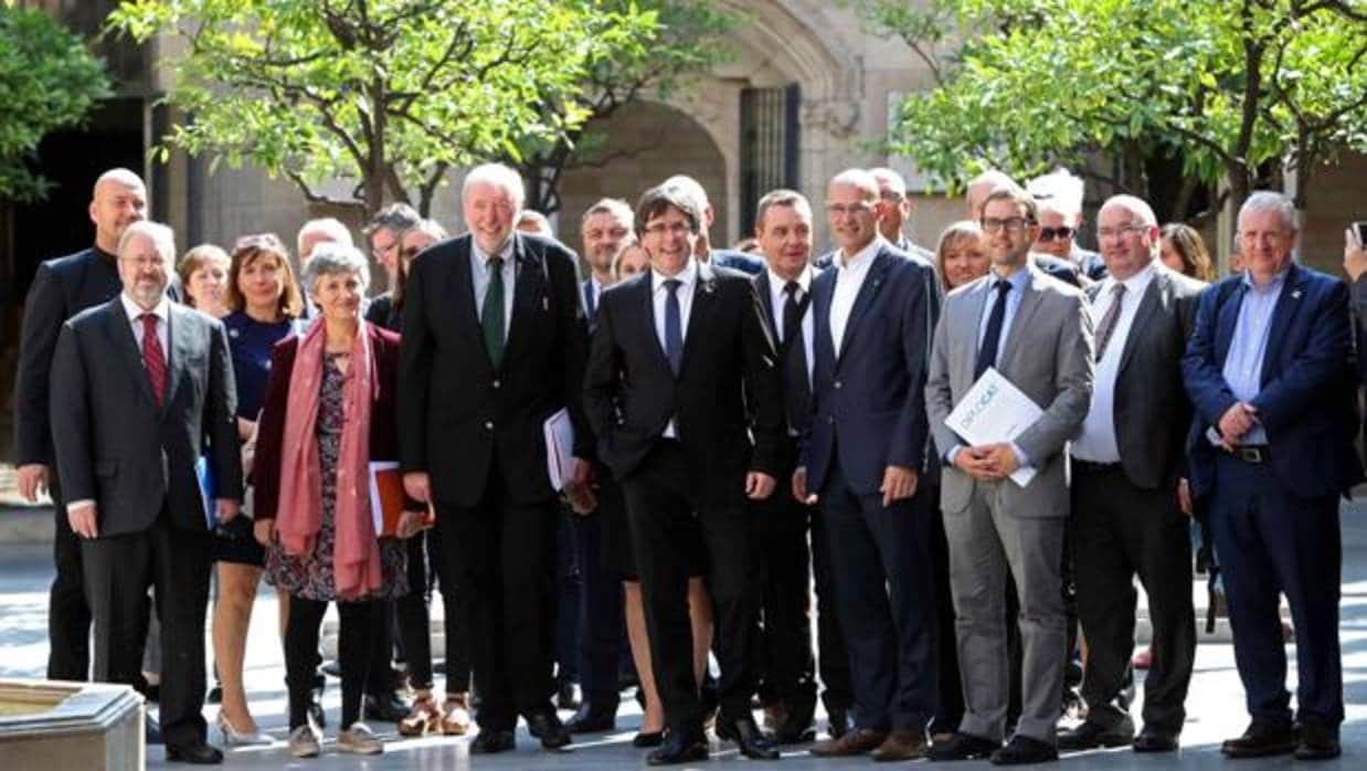 Puigdemont y Romeva, en un acto con parlamentarios internacionales invitados por Diplocat un día antes del 1-O