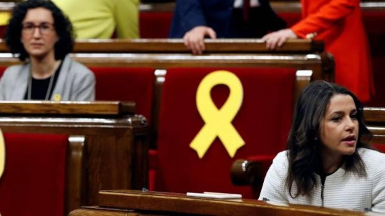 La dirigente de Ciudadanos Inés Arrimadas con Marta Rovira (ERC) al fondo