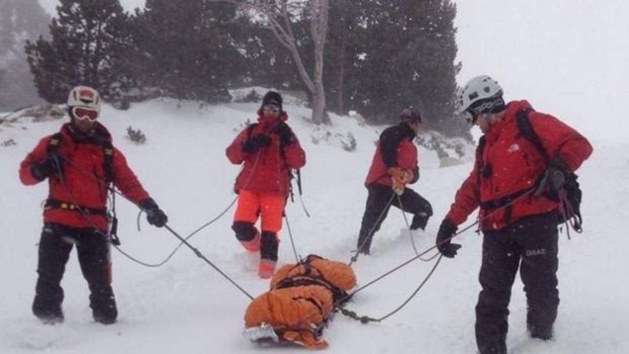 Un equipo de bomberos en un rescate de montaña