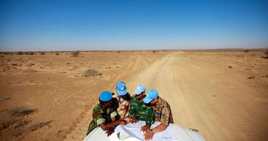 Técnicos de la Miurso analizando una ruta en el Sáhara