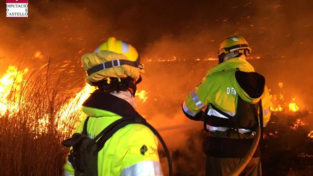 Los Bomberos controlan el incendio forestal que ha afectado al Prat de Cabanes-Torreblanca