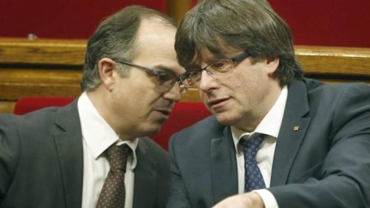 El candidato de Junts per Catalunya Jordi Turull y el expresidente Puigdemont