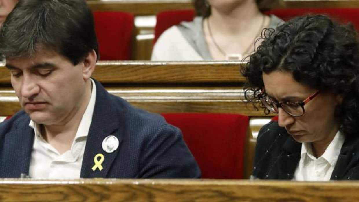 Los dirigentes de ERC Marta Rovira y Sergi Sabrià ayer en el Parlament