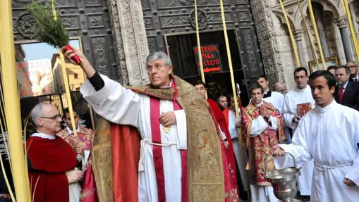 El arzobispo bendiciendo las palmas y los ramos