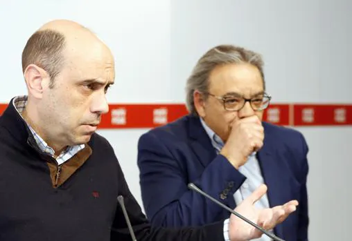 El alcalde de Alicante, durante su comparecencia, acompañado por Manolo Mata