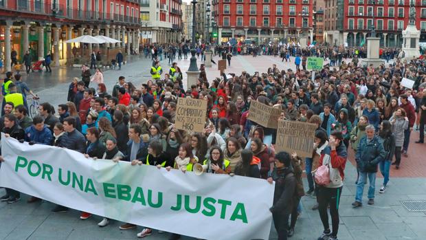 Más de 2.500 estudiantes se manifiestan de Castilla y León por una EBAU única