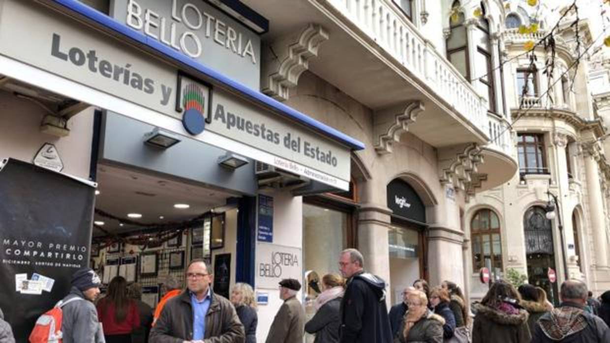 Colas en una administración de Loterías de Valencia