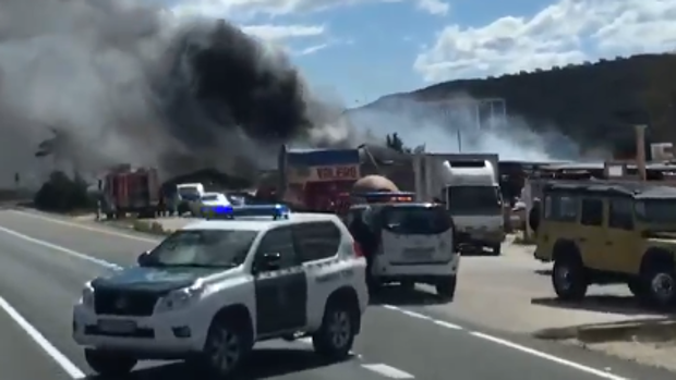 El fuerte viento provoca un peligroso incendio entre dos gasolineras en Pedreguer