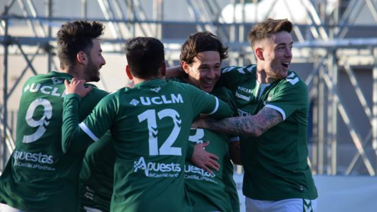 Los jugadores del Toledo celebran el primer gol ante el Fuenlabrada, obra de Expósito