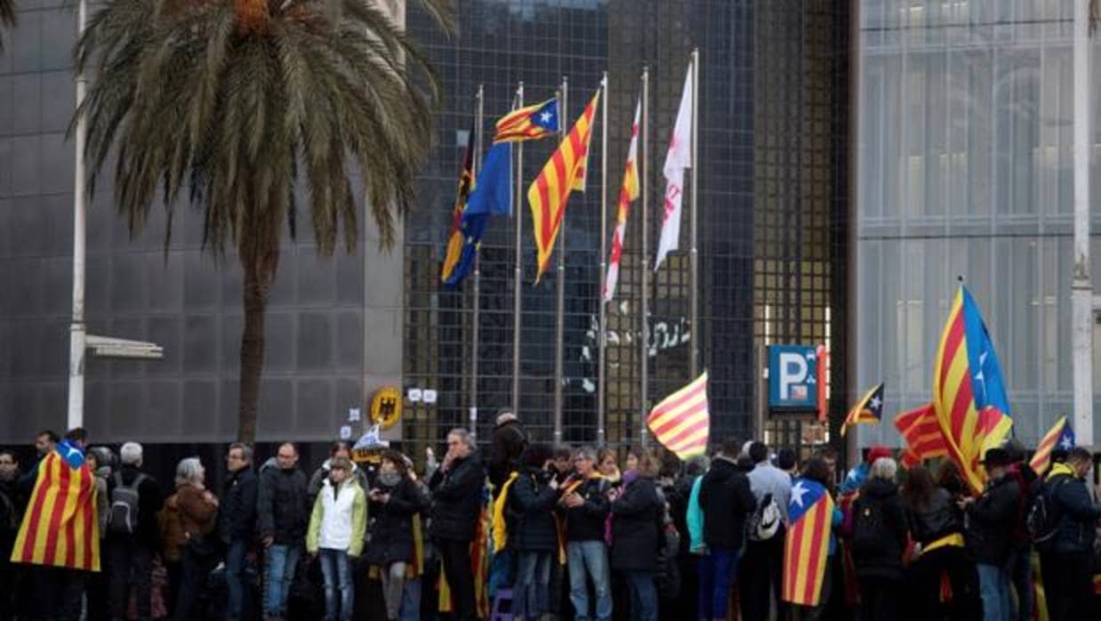 Miles de personas se han concentrado esta tarde ante el consulado de Alemania en Barcelona para protestar por la detención de Puigdemont