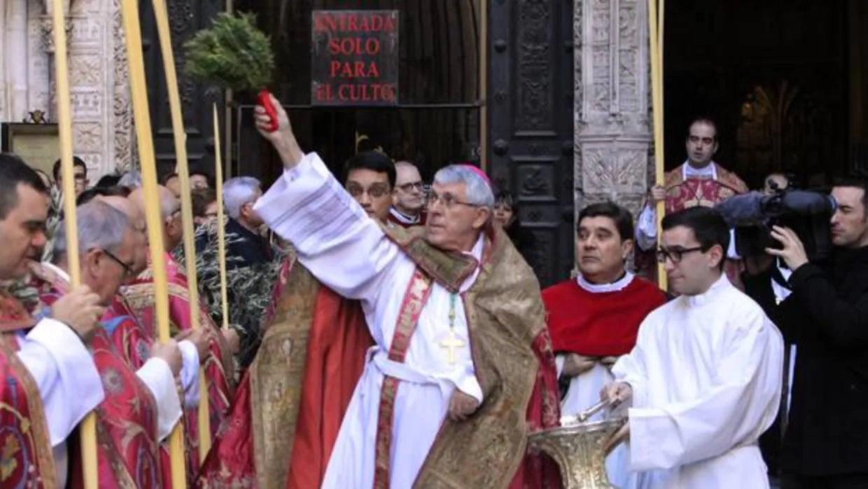 El arzobispo de Toledo bendice las palmas y los ramos