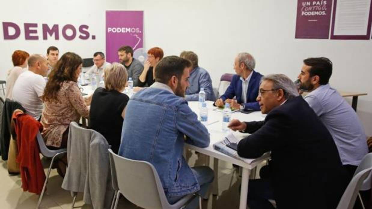 Reunión de la comisión de seguimiento del acuerdo del Botànic, en la sede de Podemos en Valencia