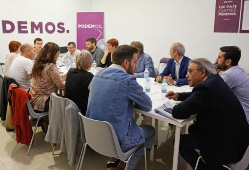 Reunión de la comisión de seguimiento del acuerdo del Botànic, en la sede de Podemos en Valencia