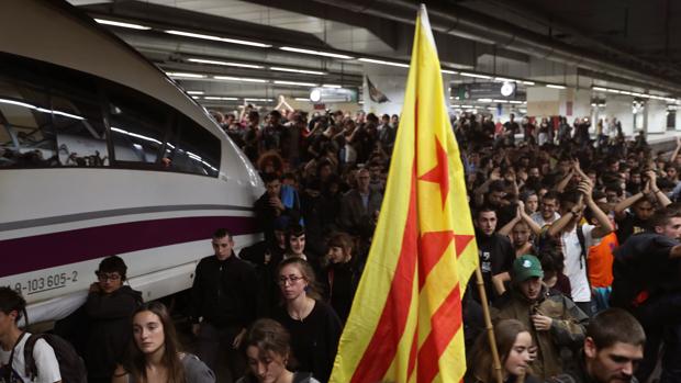 Cinco imputados por el corte de vías del AVE el 8-N en Barcelona plantan a jueza