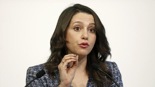 Inés Arrimadas pide la dimisión de Torrent por hacer «mítines políticos» en el Parlament que preside