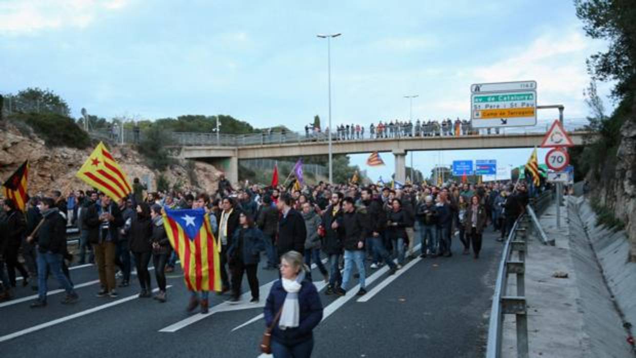 Una concentración cortando la AP-7 , ayer en Tarragona