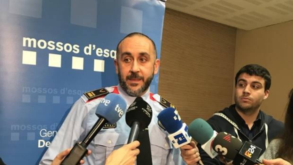 Un responsable de los Mossos en Sitges, esta tarde explicando la detención de Varela