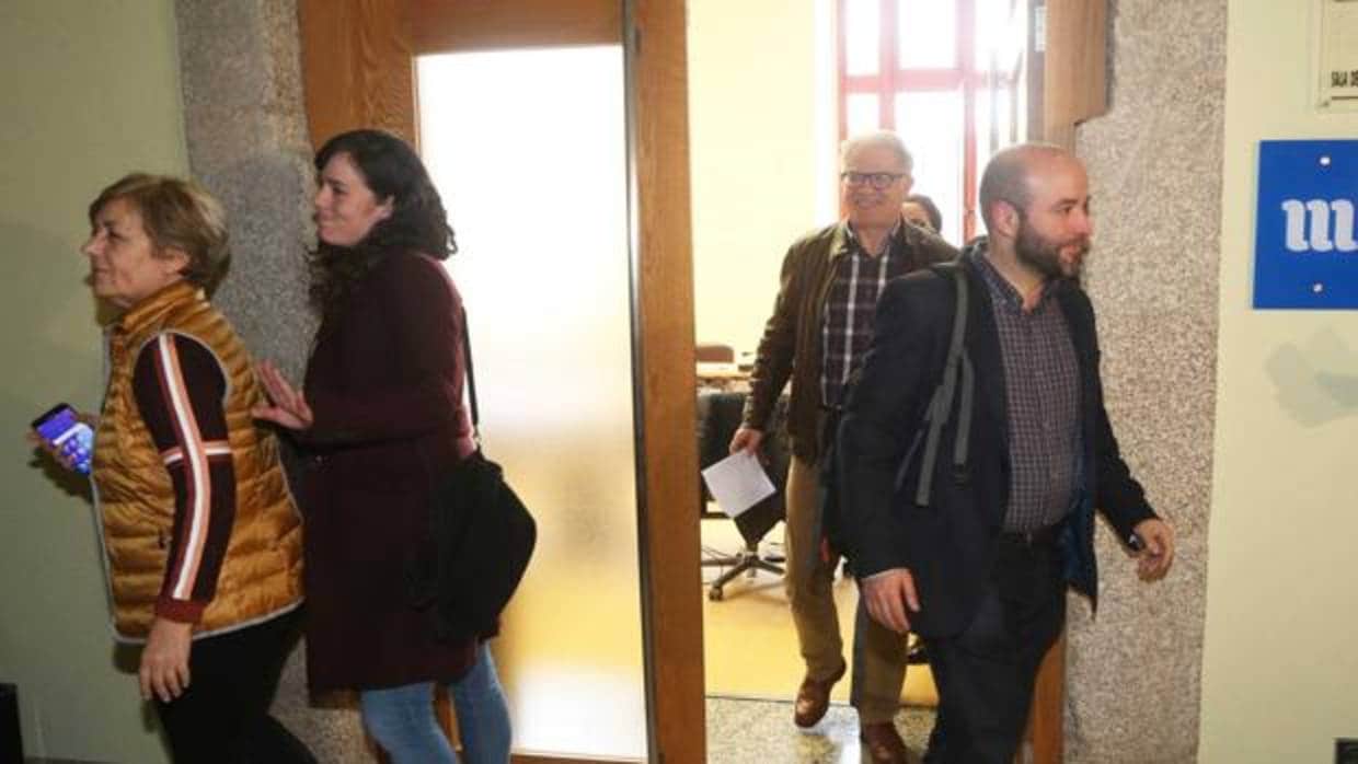 Paula Quinteiro (i) sale de la oficinas de En Marea junto a Luís Villares (d)