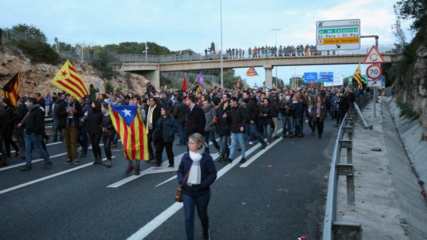 Radicales independentistas cortan la AP-7 en Figueras (Gerona) y la N-340 en Alcanar (Tarragona)