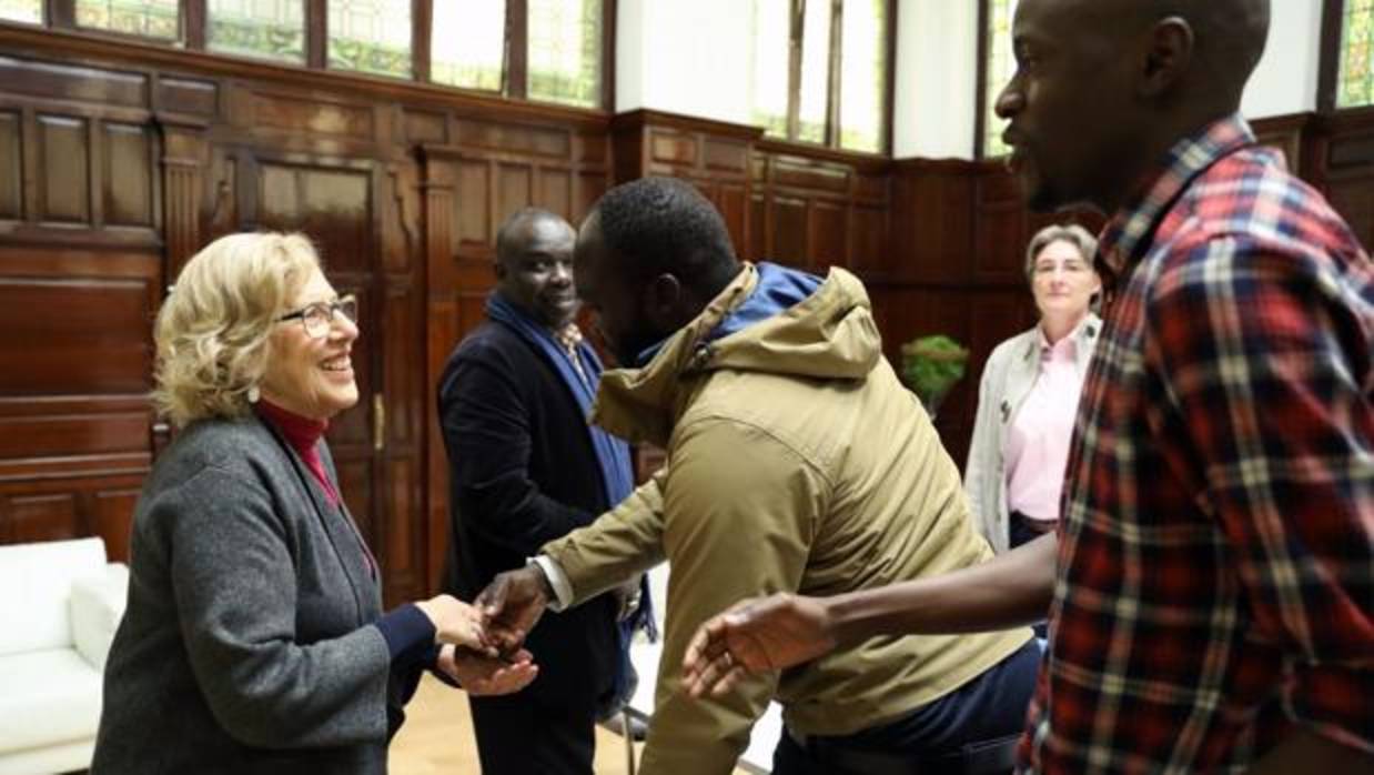 Manuela Carmena, junto a los representantes de asociaciones de senegaleses en Madrid