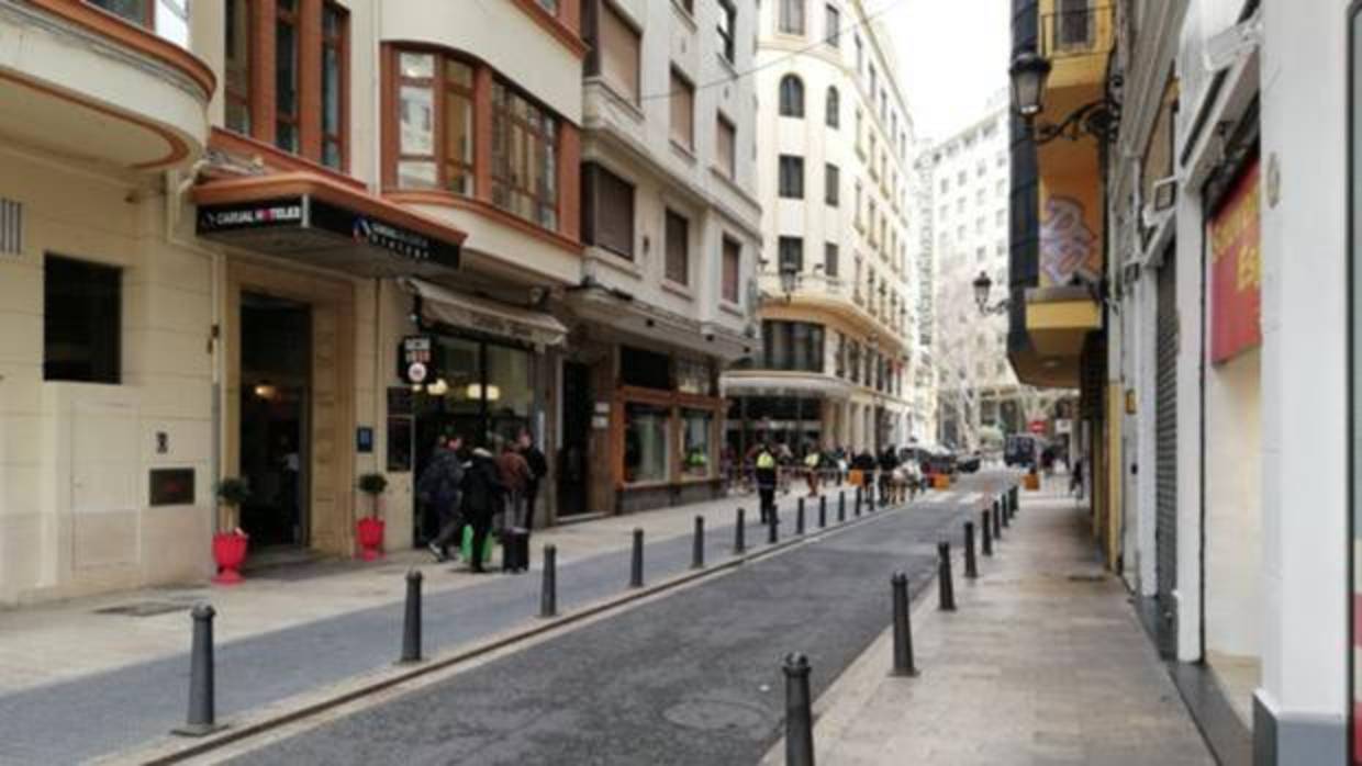 Imagen de la calle Barcelonina, cortada al paso de los peatones, tomada antes de una mascletá