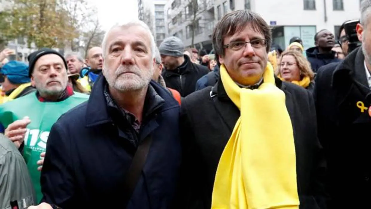 Jami Matamala acompaña a Carles Puigdemont en una manifestación en Bruselas el pasado diciembre