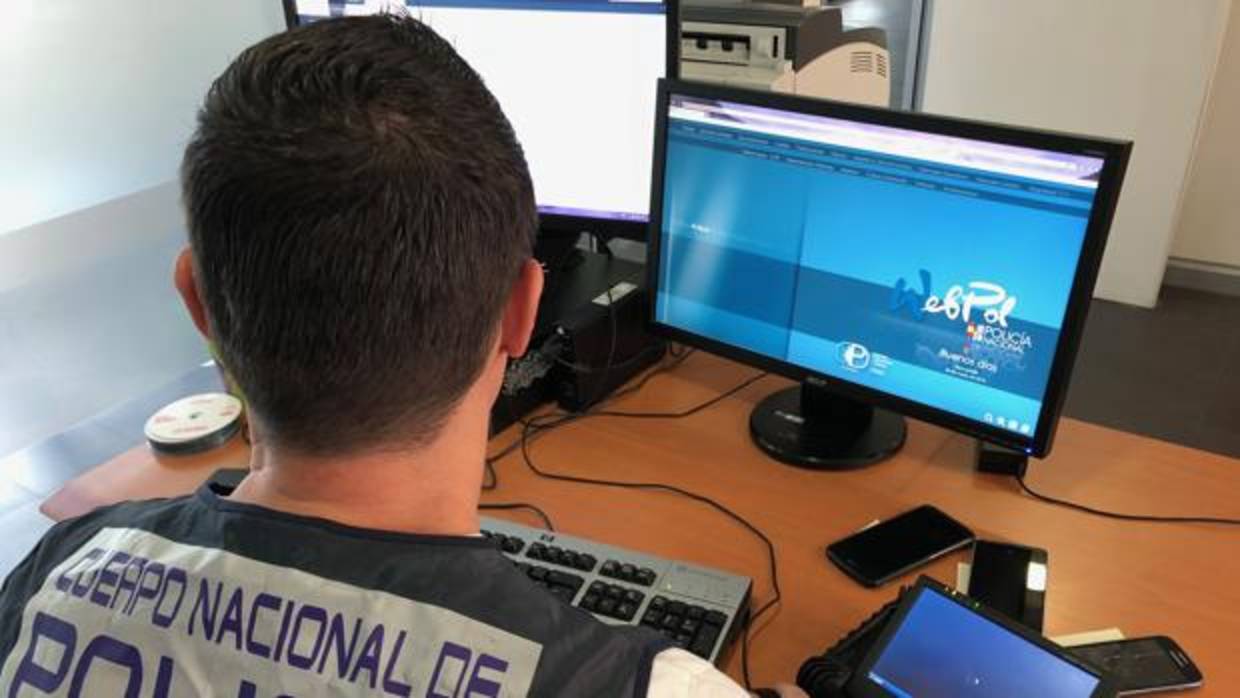 Un agente de la Policía Nacional de Alicante revisa información en Internet