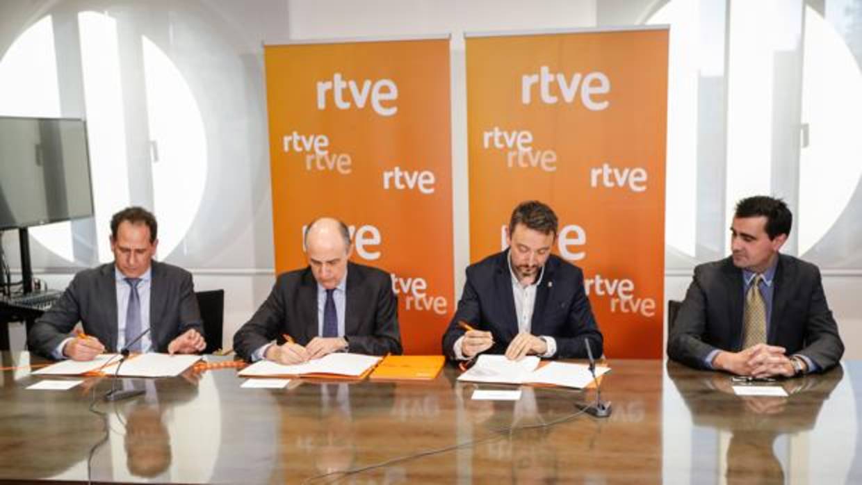 Momento del acuerdo entre RTVE y la Fundación del Festival de Almagro