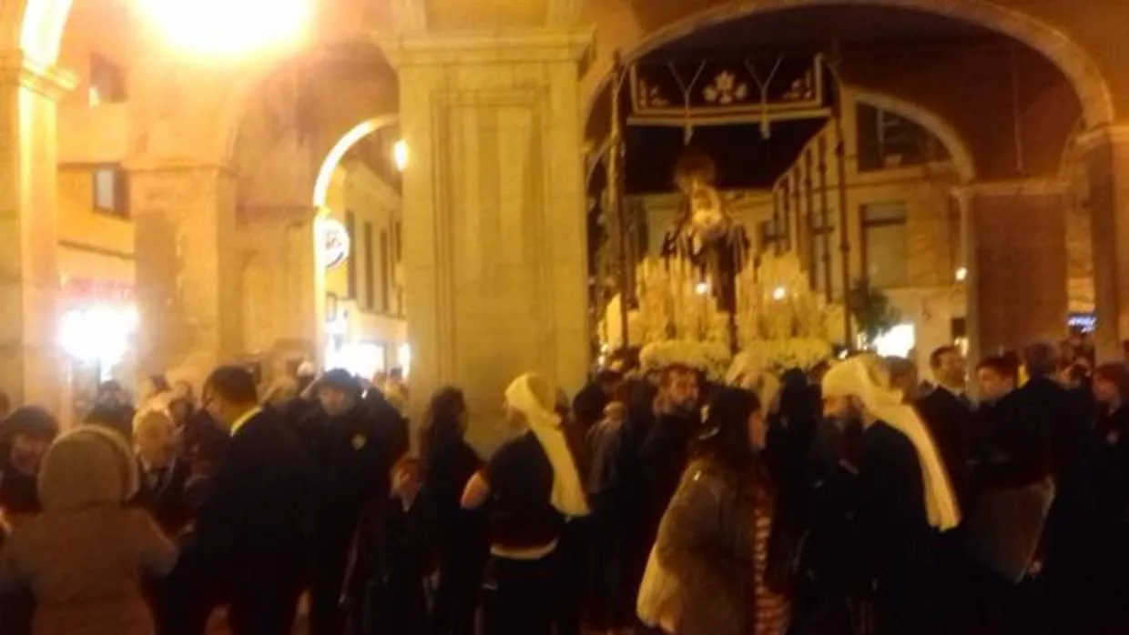 La lluvia obliga a suspender la procesión del Viernes Santo de Palma una hora después de su inicio