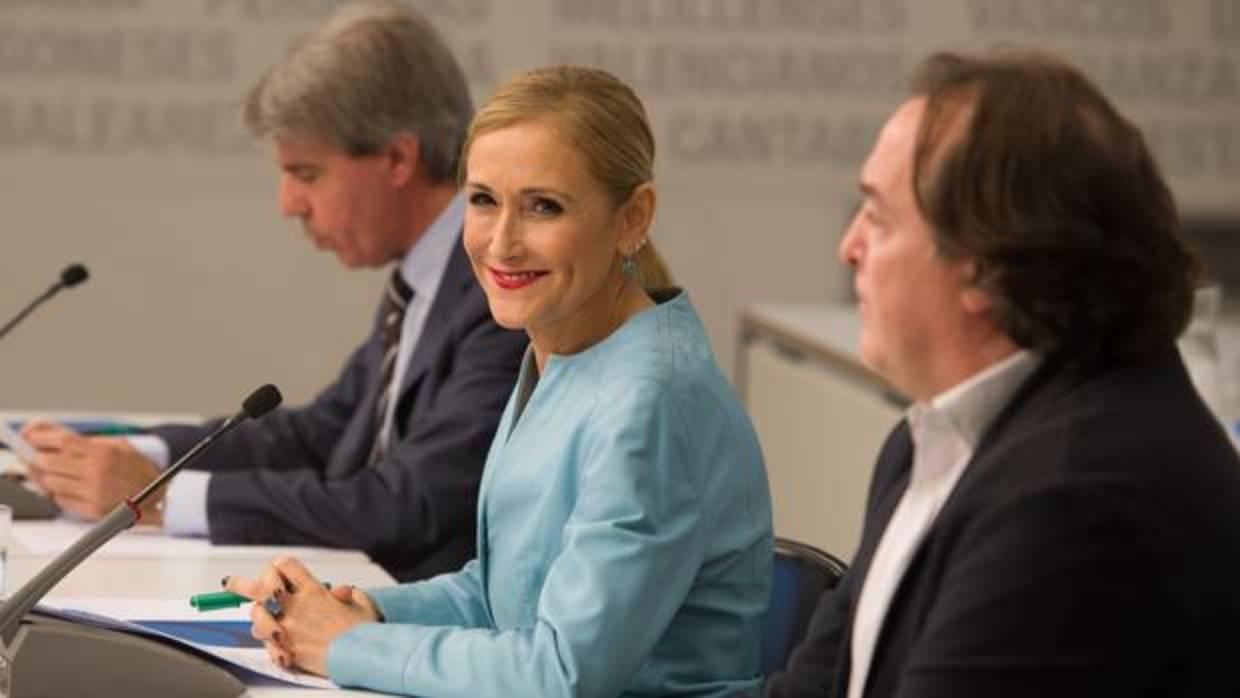 Cristina Cifuentes, junto a sus números dos y tres en el partido: Ángel Garrido (izq.) y Jaime González Taboada (dcha)