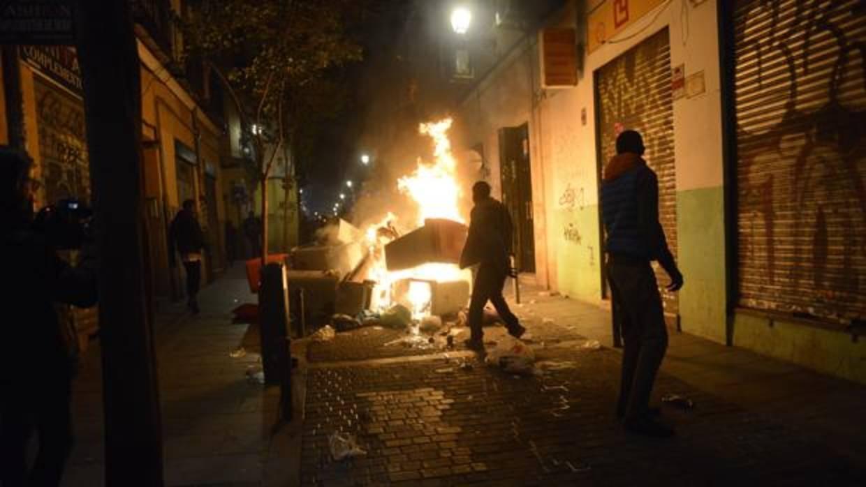 Incidentes en las calles de Lavapiés tras la muerte de un mantero por un infarto