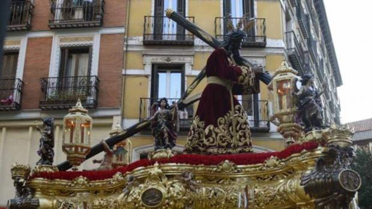 Jesús del Gran Poder, con la cruz partida en dos, tras chocar contra un semáforo de la calle Toledo