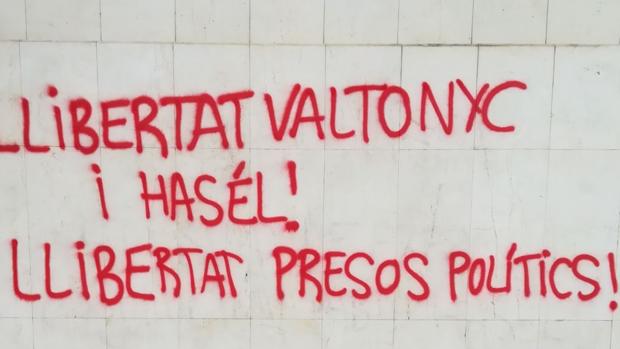 La sede de Cs de Lérida amanece con pintadas a favor de los «presos políticos» y los raperos condenados