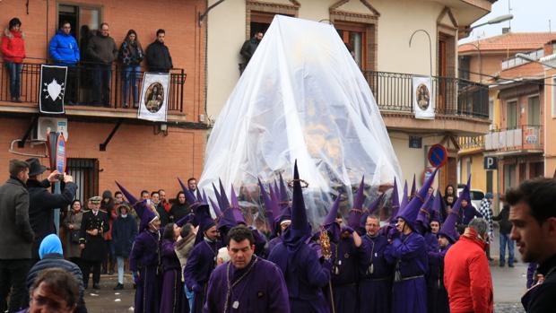 La lluvia obliga a suspender algunas procesiones y a modificar desfiles